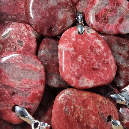 Pendentif thulite Norvège A (pierre plate) - La Boite à Cailloux