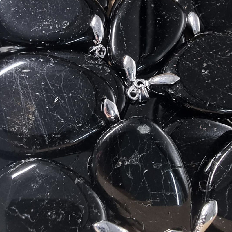 Pendentif tourmaline noire Brésil A (pierre plate) - La Boite à Cailloux