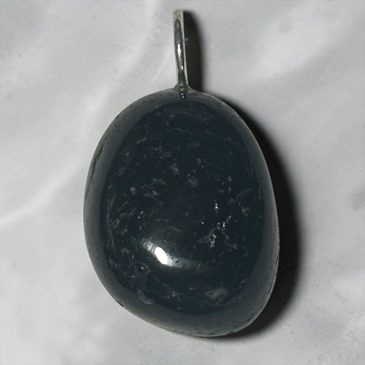 Pendentif tourmaline noire Brésil A (pierre roulée) - La Boite à Cailloux