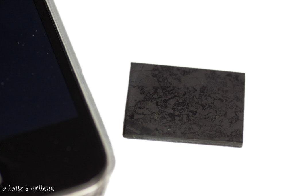 Plaquette shungite Russie A pour téléphone (rectangle) - La Boite à Cailloux
