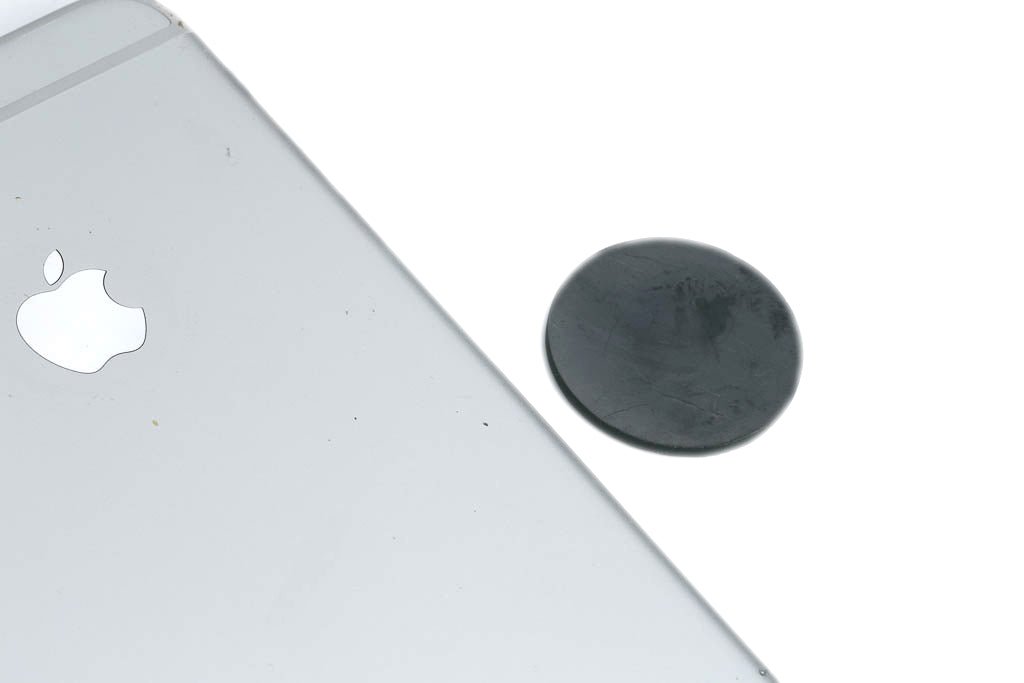 Plaquette shungite Russie A pour téléphone (rond) - La Boite à Cailloux