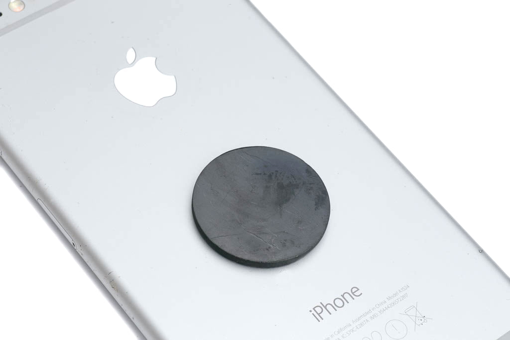 Plaquette shungite Russie A pour téléphone (rond) - La Boite à Cailloux