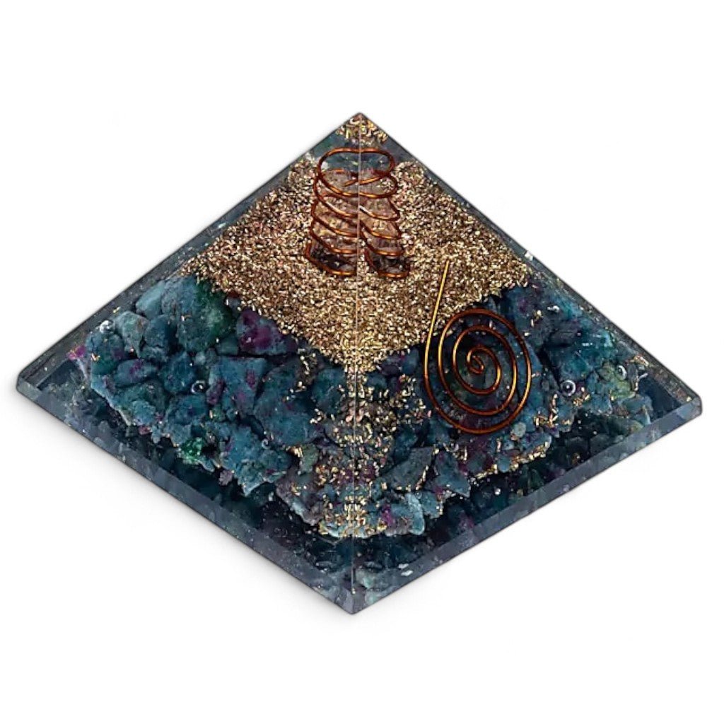 Pyramide orgonite rubis sur cyanite (70mm) - La Boite à Cailloux