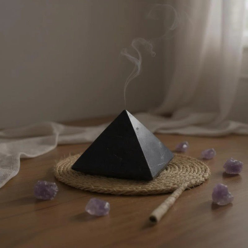 Pyramide shungite Russie AA (40mm) - La Boite à Cailloux