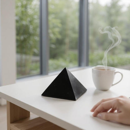 Pyramide shungite Russie AA (70mm) - La Boite à Cailloux