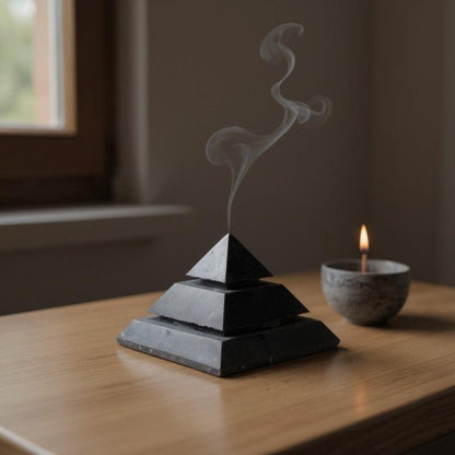 Pyramide shungite Sakkara Russie AA (70mm) - La Boite à Cailloux
