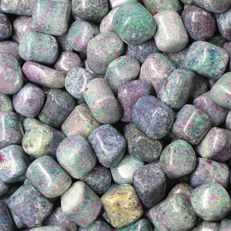 Rubis sur fuschite et cyanite Inde A (pierre roulée) - La Boite à Cailloux