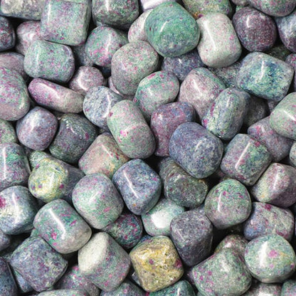 Rubis sur fuschite et cyanite Inde A (pierre roulée) - La Boite à Cailloux