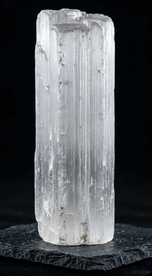 Cristal de sélénite translucide et strié