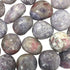 Tourmaline rose sur Eudialyte Madagascar A (pierre roulée) - La Boite à Cailloux